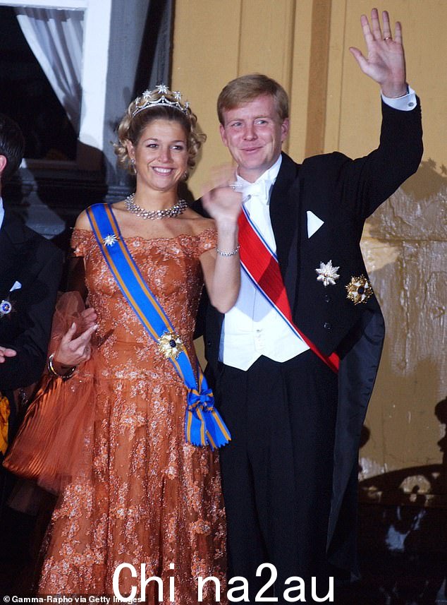 2001 年,Willem 在 Huis 十 Bosch Palace 附近的池塘滑冰时向 Maxima 求婚。他们于次年结婚。图为:Maxima 和 Willlem 参加 2002 年 Martha Louise 公主和 Ari Behn 的婚礼
