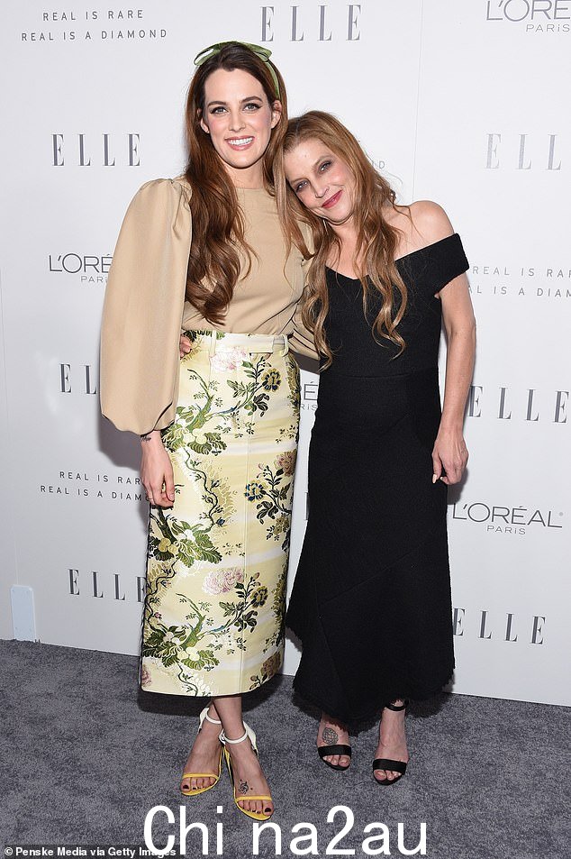 Riley Keough 与她已故母亲 Lisa Marie Presley 合影