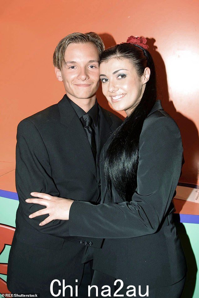Over: After 2002 年,作为 Hear'Say Kym 的成员与 36 岁的 EastEnders 明星 Jack Ryder 结婚,闯入流行舞台,但他们于 2009 年离婚(如图 2001 年)