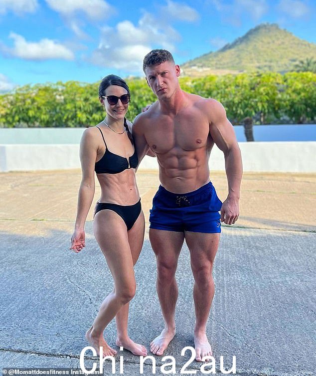 家庭:Matt 与他的妻子 Sarah 度假时的合照 - 他们有两个孩子