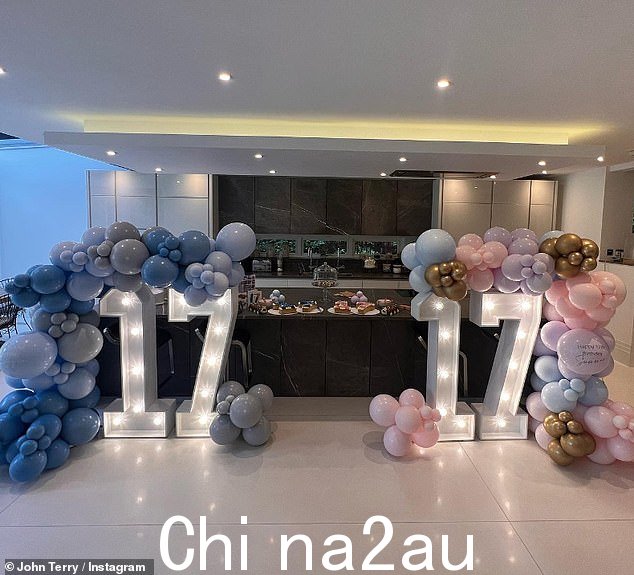 庆祝活动:他还瞥了一眼他们的生日装饰品,两个发光的 17 号坐在厨房柜台的两侧,周围环绕着粉红色和蓝色的气球