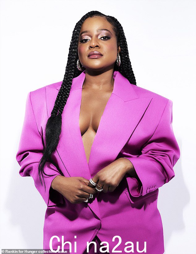 Fierce:凯莎·布坎南 (Keisha Buchanan) 穿着粉红色超大号西装外套摆出自信的姿势,展现出性感魅力