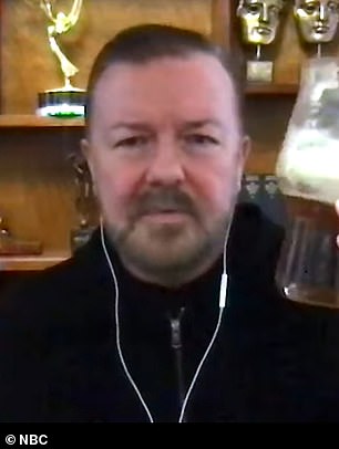 他在这里! Ricky 在他奢华的豪宅中合照