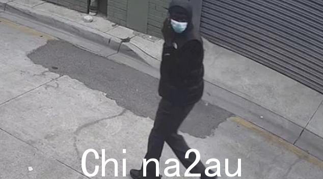 闭路电视录像显示,悲惨事件发生后不久,一名蒙面男子跑过附近的小巷