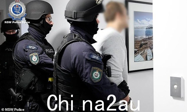 37 岁的 Chikarovski 先生周四被戴上手铐的警察带出悉尼东部 Bondi Junction 的一间公寓