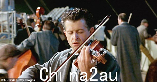 这个场景在导演詹姆斯卡梅隆 1997 年关于这场灾难的电影中永垂不朽