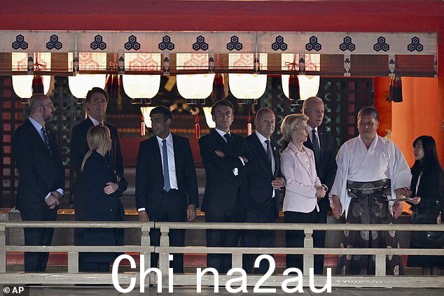 G7 领导人从其中一位神父那里参观了严岛神社