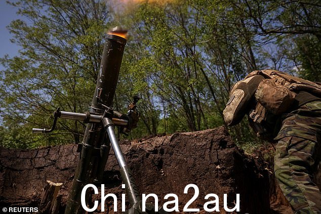 第 28 独立机械化旅的一名乌克兰军人以乌克兰武装部队冬季战役骑士团的名字命名,他在前线的阵地发射迫击炮弹,当时俄罗斯正在进攻乌克兰,靠近星期四巴赫穆特市