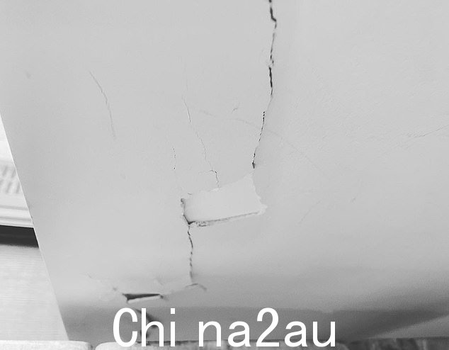 尽管多年来一直有关于建筑物开裂、弯曲和漏水的报道,但提供十年保修的保险公司却没有支付损失
