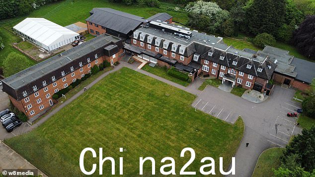 位于赫特福德郡希钦附近 Little Wymondley 村的 Needham House Hotel 本月早些时候关门了,因为内政部将其全部预订了一年