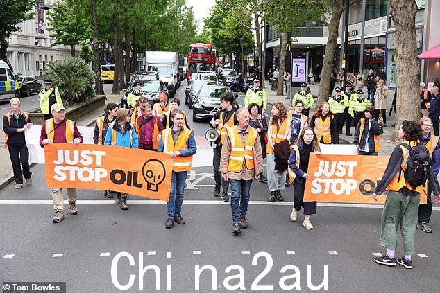 今天大约有 20 名 Just Stop Oil 抗议者在诺丁山缓慢行进,因为他们阻碍了伦敦的交通