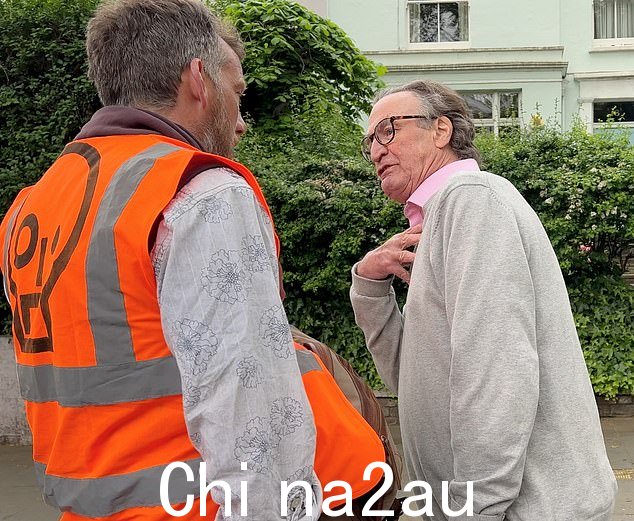 一位自称曾在化石燃料行业工作过的路人(如图)告诉一名示威者:'你在说 c**p... 所以 f** * off'