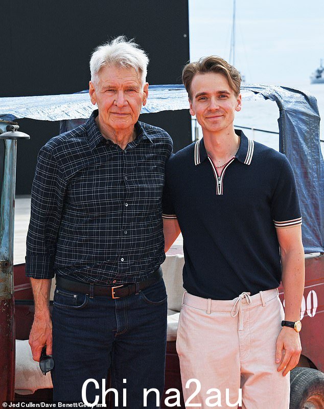 活动:参加活动的还有 YouTuber Joe Sugg,他与 Harrison 合影留念