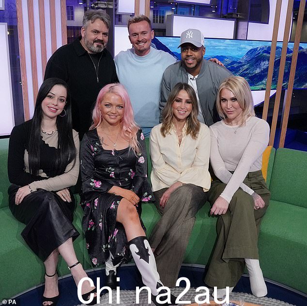 乐队成员 Tina Barrett、Paul Cattermole、Hannah Spearritt、Jon Lee、Rachel Stevens、Bradley McIntosh 和 Jo O'Meara 在 2 月的 The One Show 上宣布了他们的巡演