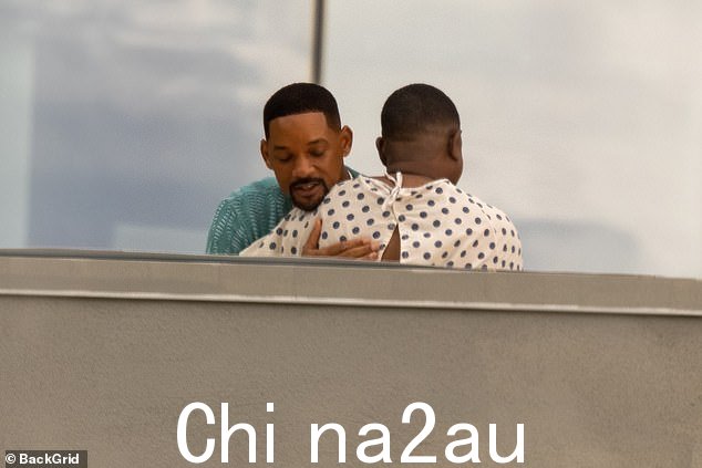 拍摄:史密斯似乎在试图说服他,在爆炸性的场景中,史密斯在拥抱他的搭档之前做了手势
