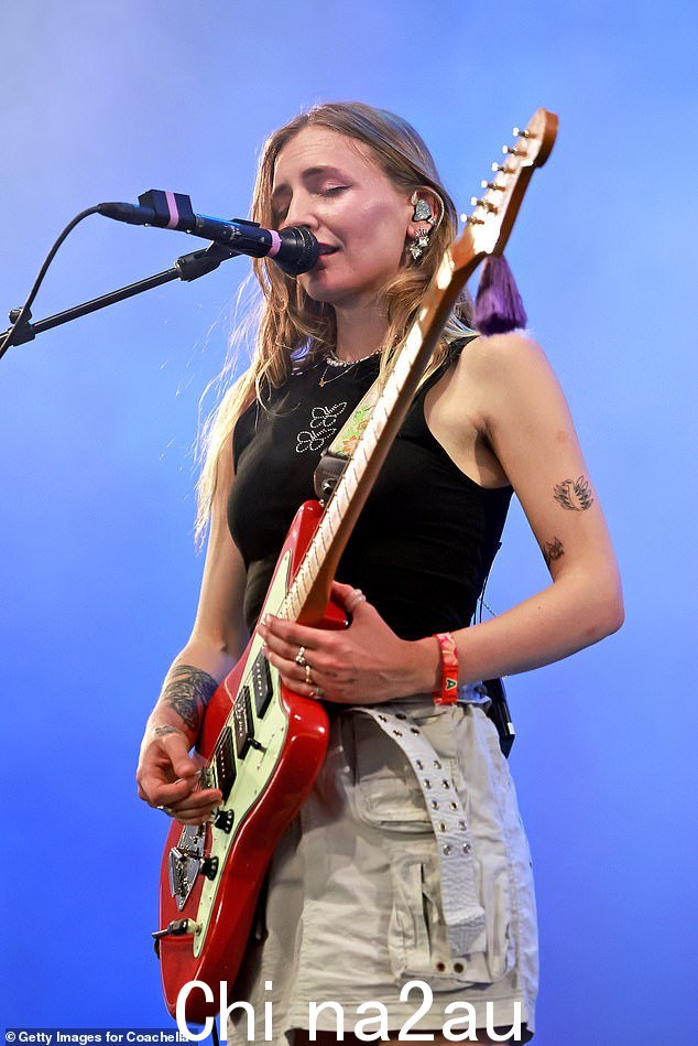缺席:Rhian Teasdale 和 Hester Chambers(如图),Wet Leg 背后的二人组,没有在颁奖典礼上获得年度歌曲作者奖