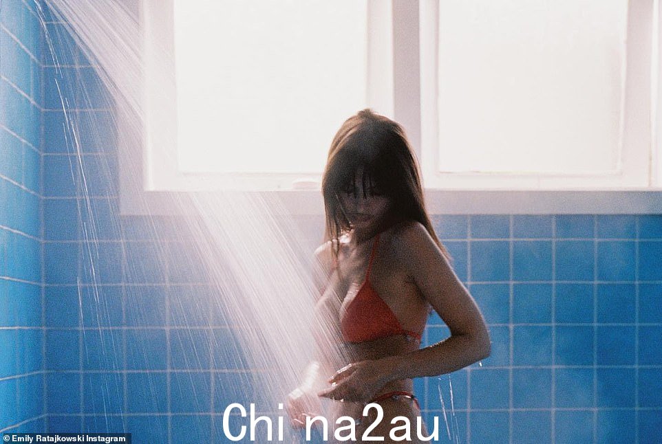 它有效吗？在周四分享到社交媒体的新图片中，有人看到这位单身母亲身穿红色细绳比基尼，在蓝色瓷砖淋浴间淋湿
