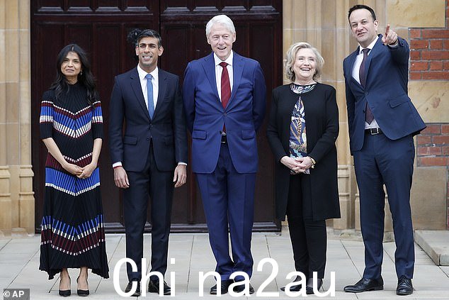 Akshata 选择了一件图案拼图连衣裙,售价 225 英镑,因为她与她的丈夫 Rishi Sunak、美国前总统比尔克林顿、美国前国务卿希拉里克林顿和总理利奥瓦拉德卡一起在贝尔法斯特合影
