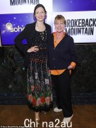 索菲·埃利斯·贝克斯特 (Sophie Ellis Bextor) 和她的母亲珍妮特·埃利斯 (Janet Ellis) 一起出席断背山首映式