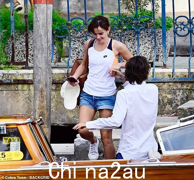 Emma Watson 和 Brandon Green 见过彼此的父母,并且有假期,包括在威尼斯的浪漫假期(如图)