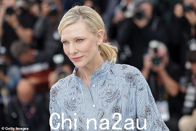 Stunner:凯特在首映式上的每一寸都像是电影明星,她的清爽条纹衬衫裙搭配阔腿裤,营造出别致的效果
