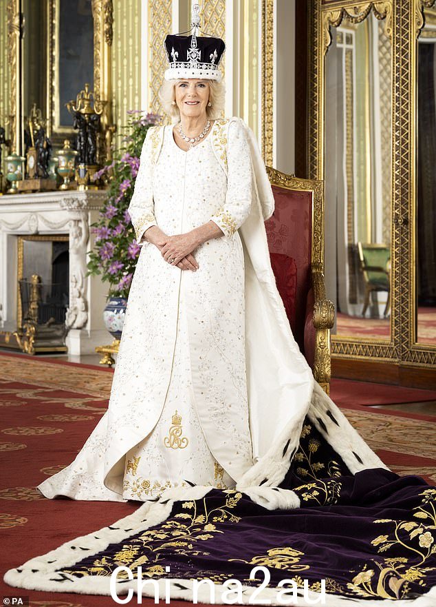 图为卡米拉王后在白金汉宫的绿色客厅。她头戴玛丽王后的皇冠和长袍