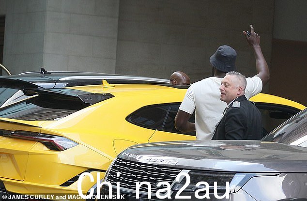 出发:有人看到 Stormzy 在代客的协助下进入了他非常豪华的汽车
