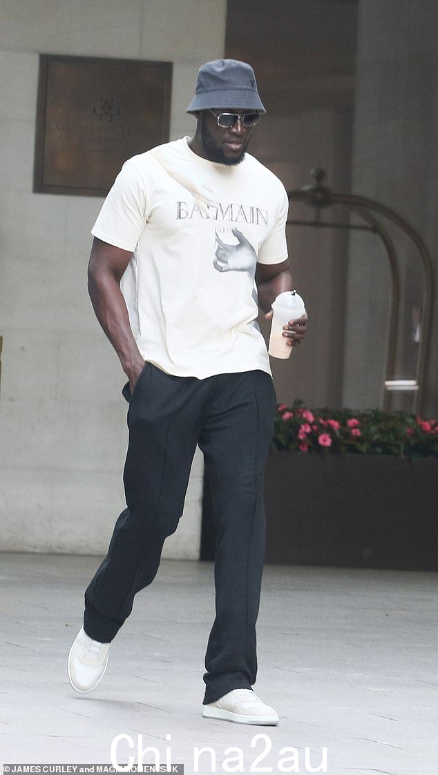 随便看看:在尴尬的事故发生之前,Stormzy 在一年一度的音乐颁奖典礼后走出五星级酒店时被发现穿着时髦的衣服