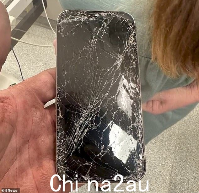 碰撞让 Spinks 先生破碎的 iPhone(如图)飞到他身后近 20 米处,迫使受重伤的青少年爬向他,以便他可以呼叫help