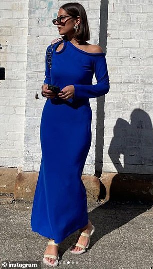 Olivia Molly Rogers 和 Jade Tuncdoruk 周二在澳大利亚时装周的 Aje 秀上穿着同款蓝色针织连衣裙