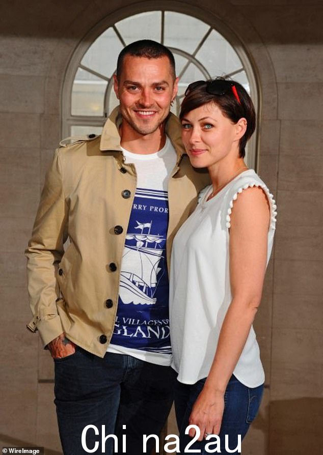 Matt Willis(如图)和他的妻子 Emma(左)在上世纪 20 年代是熟悉的面孔 - 名人皇室