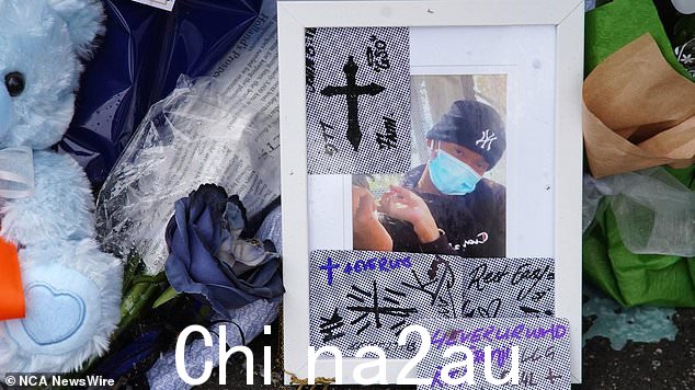 Pasawm 的死让他的社区感到震惊,源源不断的哀悼者在现场悼念