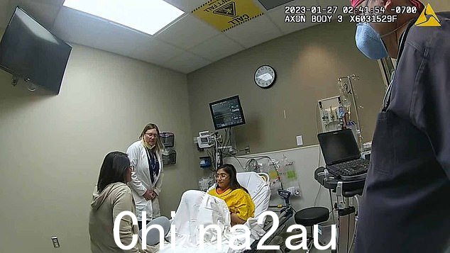 '它是从我身上出来的,我把它放在袋子里。在垃圾袋里。对不起妈妈'这个受过创伤的青少年低声说