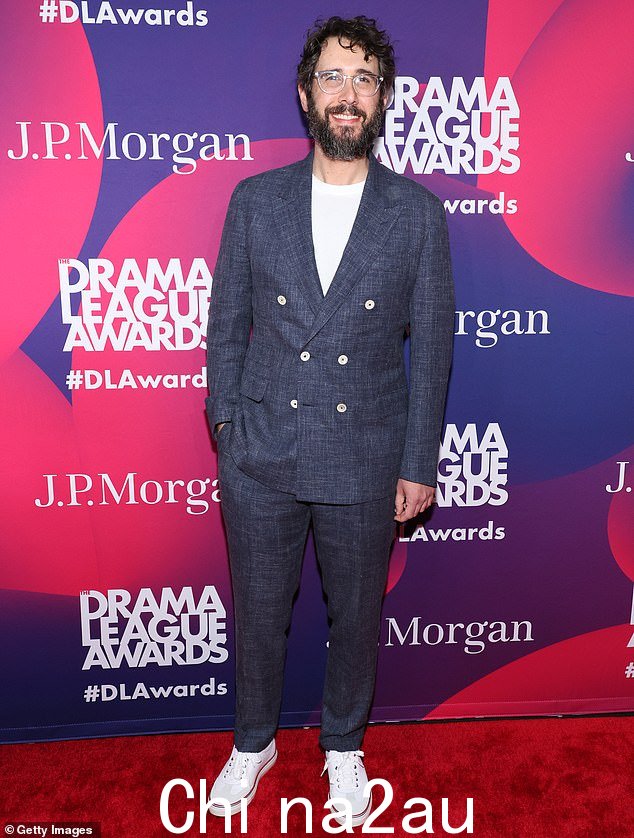 着装给人留下深刻印象:歌手乔希·格罗班 (Josh Groban) 穿着蓝色双排扣西装和休闲喇叭裤,穿上一双白色运动鞋