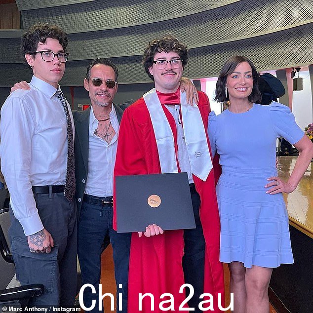 骄傲的爸爸:54 岁的 Marc Anthony 与 48 岁的前妻 Dayanara Torres 重聚,庆祝他们的儿子 Cristian 从纽约市帕森斯设计学院毕业,其中包括他们的另一个儿子Ryan,19