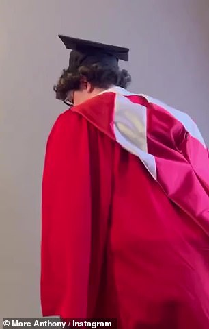 传统:安东尼的儿子在仪式上穿着传统的帽子和礼服