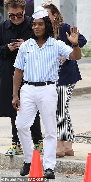 第一眼!44 岁的 Kel Mitchell 也在片场穿着他著名的收银员制服