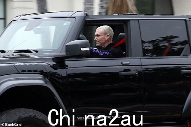 新玩具:Adam Levine,44 岁,在加利福尼亚州圣巴巴拉驾驶一辆全新的 Ford Bronco Hennessey VelociRaptor 500 看起来非常高兴