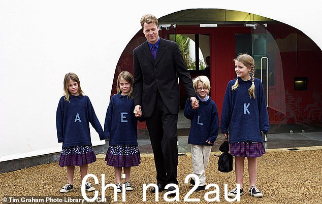 Charles 和 Victoria 有四个孩子 - Lady Kitty、双胞胎 Lady Amelia 和 Lady Eliza 以及 Louis,Viscount Althorp