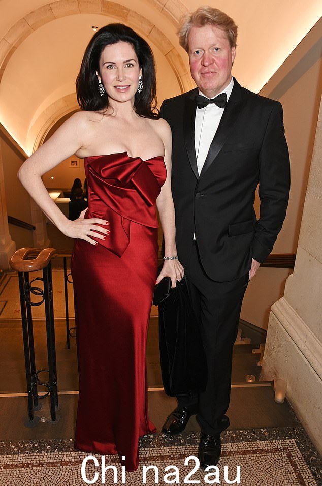 Charles Spencer 于 2011 年与他的第三任妻子 Karen Gordon 结婚(2017 年合照)