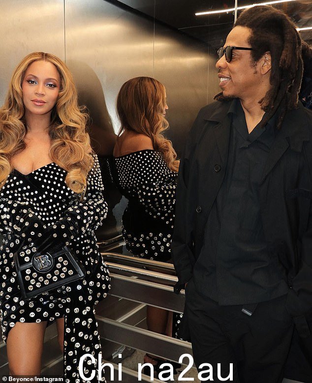 直截了当:Beyonce 以低胸露肩设计炫耀她的乳沟,并背着一个相配的手提包,而 Jay-Z 则穿着一身全黑套装,看起来很犀利