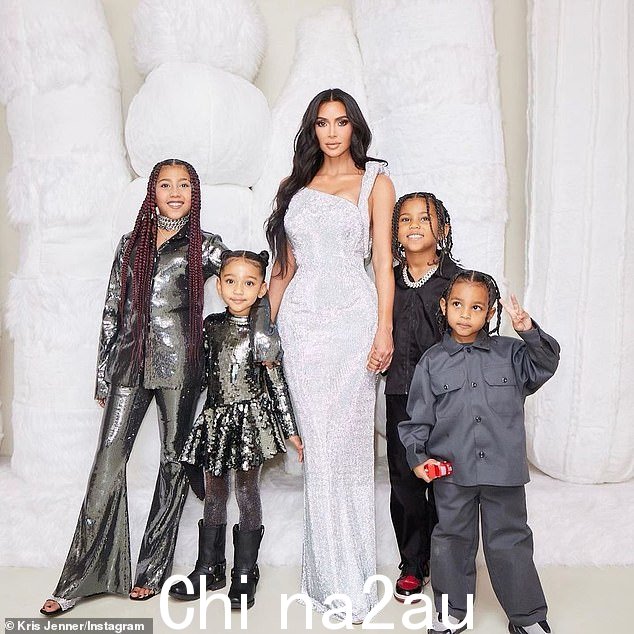 四个孩子的妈妈:除了 Saint,她还与前夫 Kanye West 共有九个女儿 North 和五个女儿 Chicago,以及三岁的小儿子 Psalm, 45