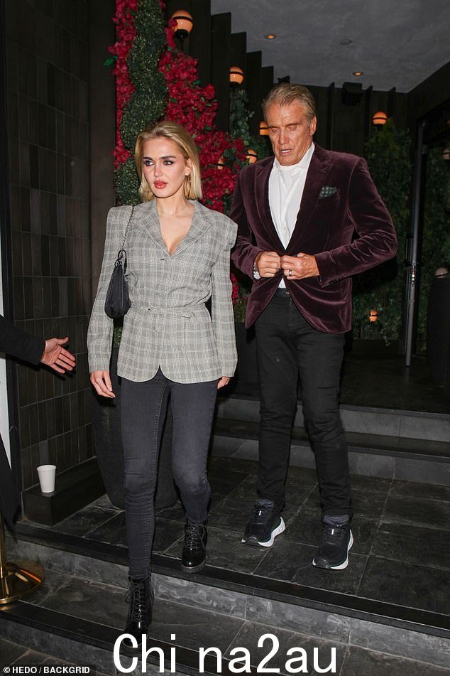 放松:Dolph Lundgren 和他的未婚夫 Emma Crokdal 周五在 Catch Steak 的晚餐约会后看起来很放松