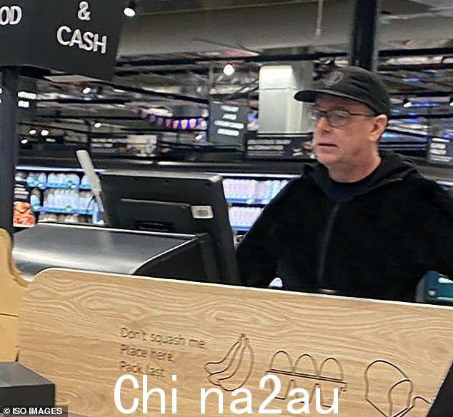 犯罪伙伴:亚当也出现在当地一家商店,跟随他前妻的间谍装扮