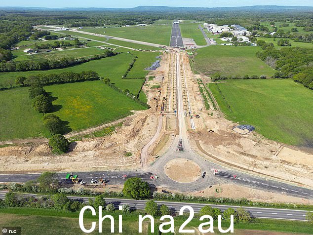 图:推土机开进 Top Gear 长期存在的机场拍摄地点,准备建造数千个新房屋