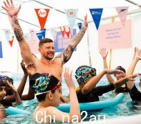 艾莉·西蒙兹 (Ellie Simmonds) 和亚当·皮蒂 (Adam Peaty) 谈他们为什么要加入这场让更多孩子游泳的斗争