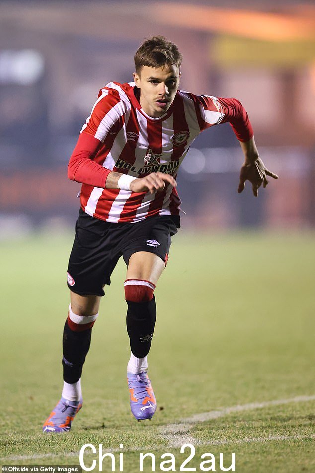 支持:当她观看罗密欧为俱乐部踢球时,她穿着 Brentford F.C 的足球服