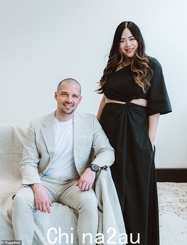 已婚夫妇 Aaron 和 Alexandra Weller(如图)在未能找到适合他们家的“完美”地毯后,于 2014 年推出了他们的地毯公司 Miss Amara