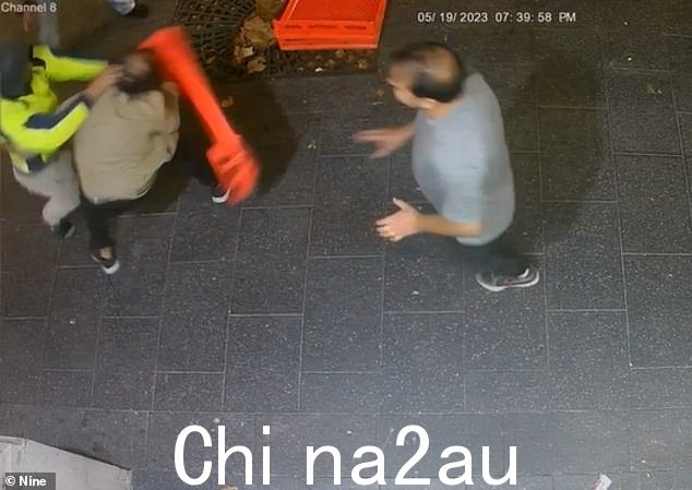 悉尼一家酒吧外爆发的激烈争吵发送了一个男人(图为穿着米色夹克)在被打了一拳后跪倒在地——但他的悲惨故事有一个重大转折