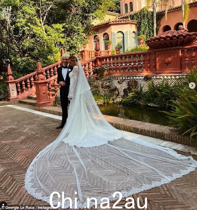 难以置信:29 岁的切尔西制造明星在神奇的场地展示了设计师 Emma Beaumont 设计的令人惊艳的定制蕾丝礼服